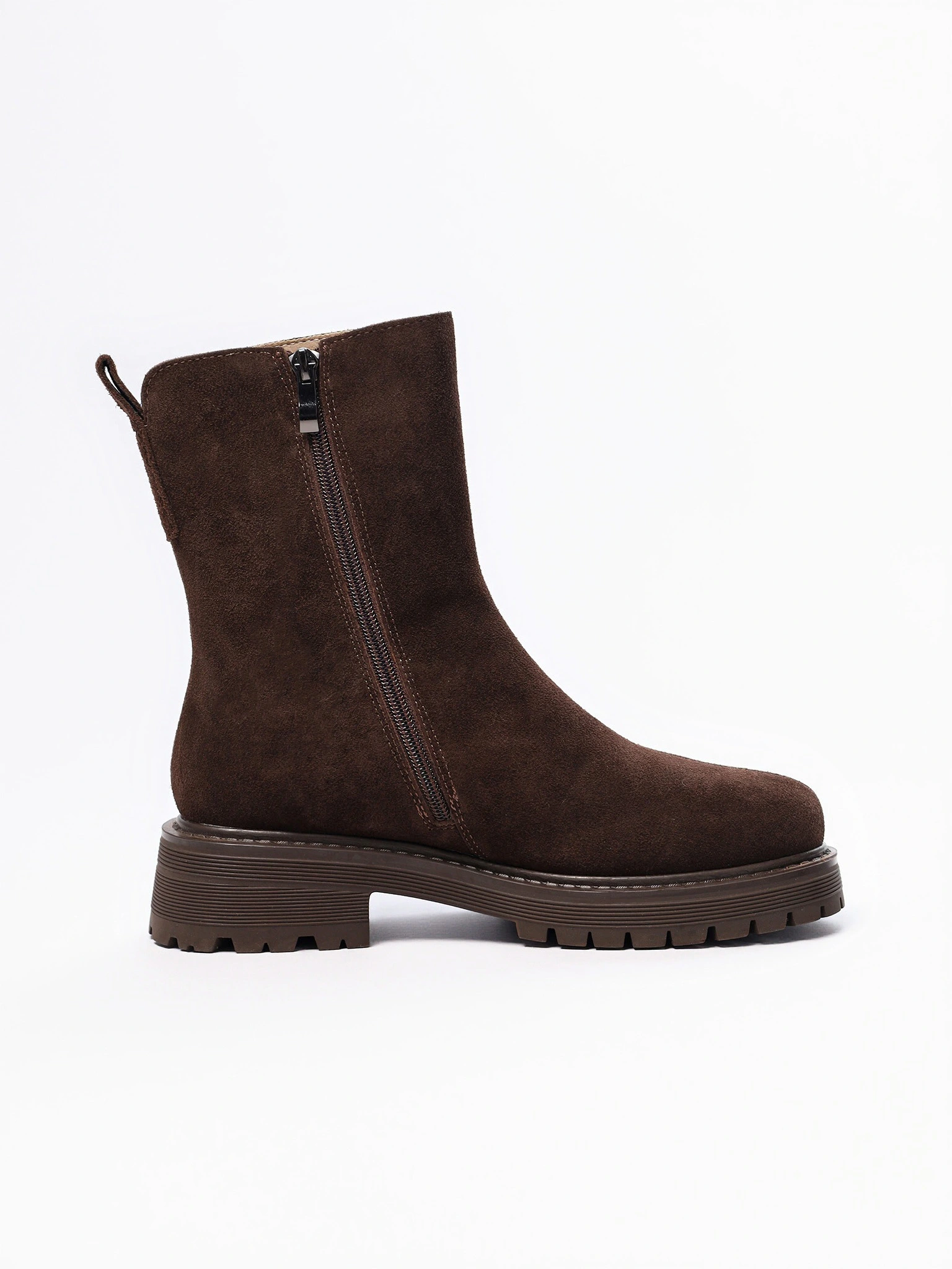 Ботинки темно-коричневого цвета из рельефной подошве